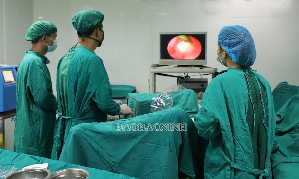Trung tâm Y tế Thuận Thành triển khai thành công kĩ thuật nội soi tán sỏi ngược dòng bằng laser