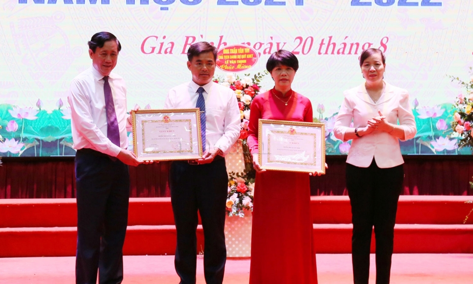Gia Bình khen thưởng tập thể, cá nhân có thành tích năm học 2021-2022