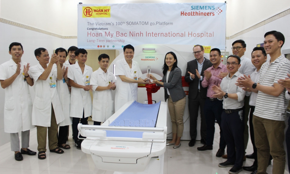 Hãng Siemens trao Cúp kỷ niệm máy Somatom Go thứ 100 tại Việt Nam cho Phòng khám Đa khoa Hoàn Mỹ