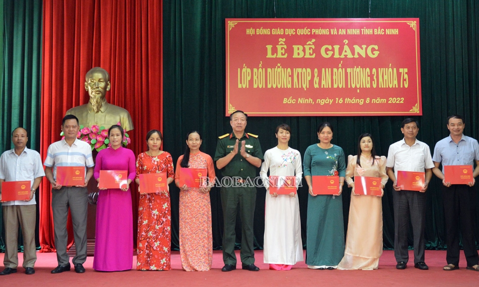 Bế giảng lớp bồi dưỡng kiến thức quốc phòng và an ninh đối tượng 3, khóa 75