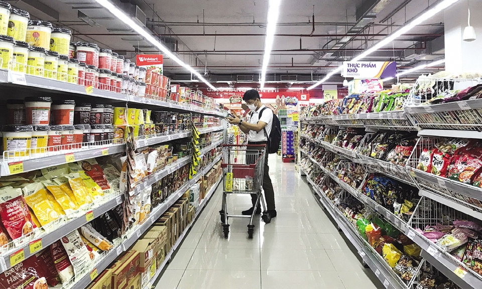 Giá xăng, dầu giảm mạnh,  giá hàng hoá vẫn tăng