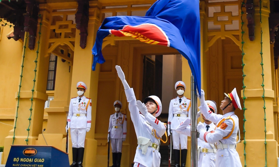 Trang trọng Lễ thượng cờ kỷ niệm 55 năm thành lập ASEAN