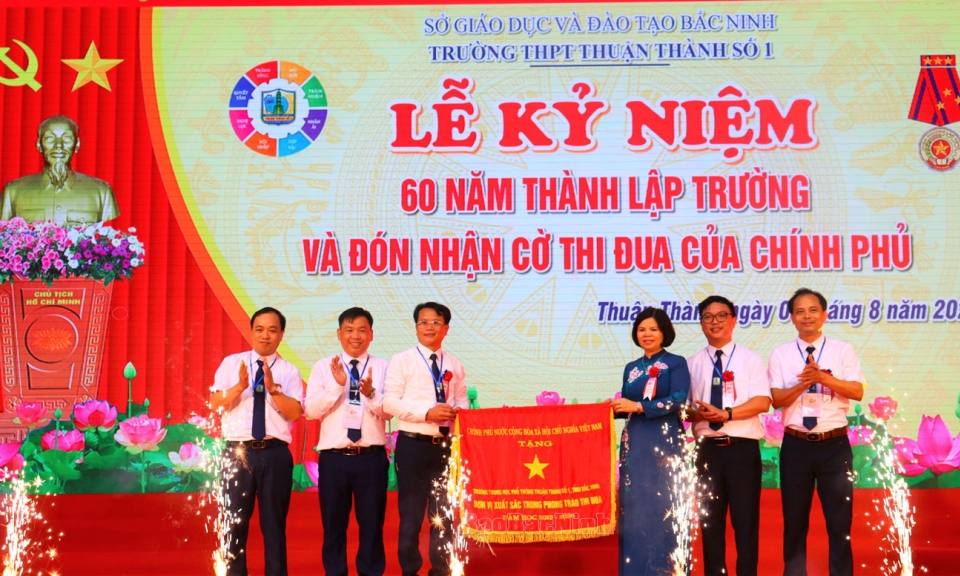 Trường THPT Thuận Thành số 1 kỷ niệm 60 năm thành lập và đón nhận Cờ thi đua của Chính phủ
