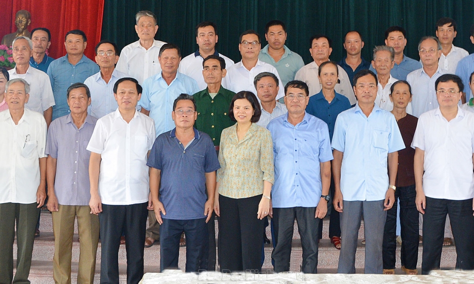 Phó Bí thư Tỉnh ủy, Chủ tịch UBND tỉnh Nguyễn Hương Giang dự sinh hoạt tại Chi bộ thôn Mộ Đạo