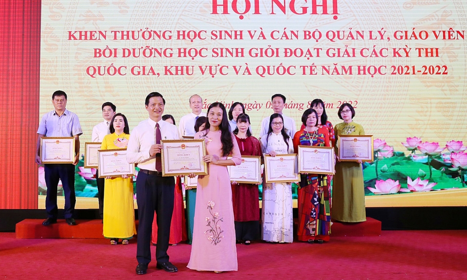 Khen thưởng học sinh và cán bộ quản lý, giáo viên bồi dưỡng học sinh thi đạt giải Quốc gia, khu vực và Quốc tế