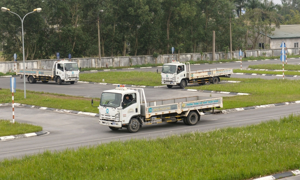 Cơ sở đào tạo lái xe “gặp khó” khi lắp thiết bị giám sát xe tập lái
