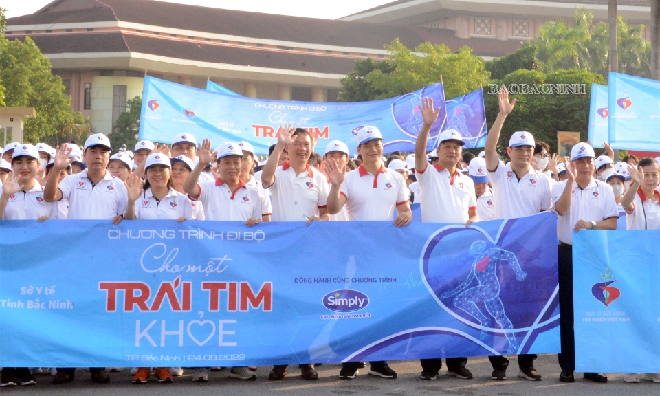 Hơn 2.000 người tham gia Chương trình đi bộ “Cho một trái tim khoẻ”