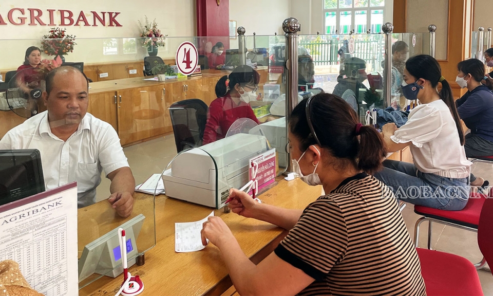 Ngân hàng tăng lãi suất huy động thu hút dòng vốn đầu tư