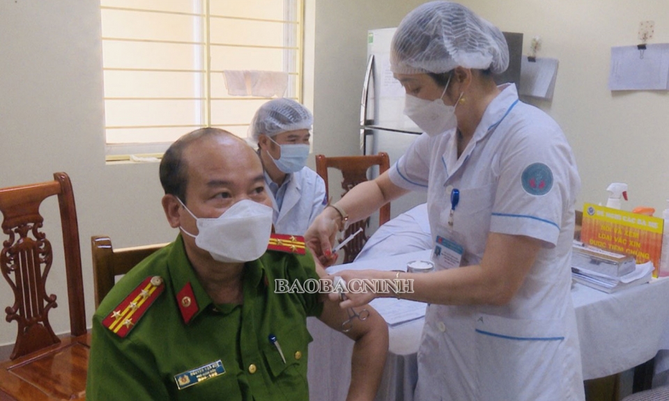 100% các đồng chí lãnh đạo, cán bộ, chiến sĩ Công an tỉnh đủ điều kiện được tiêm mũi 4 vắc xin phòng COVID-19