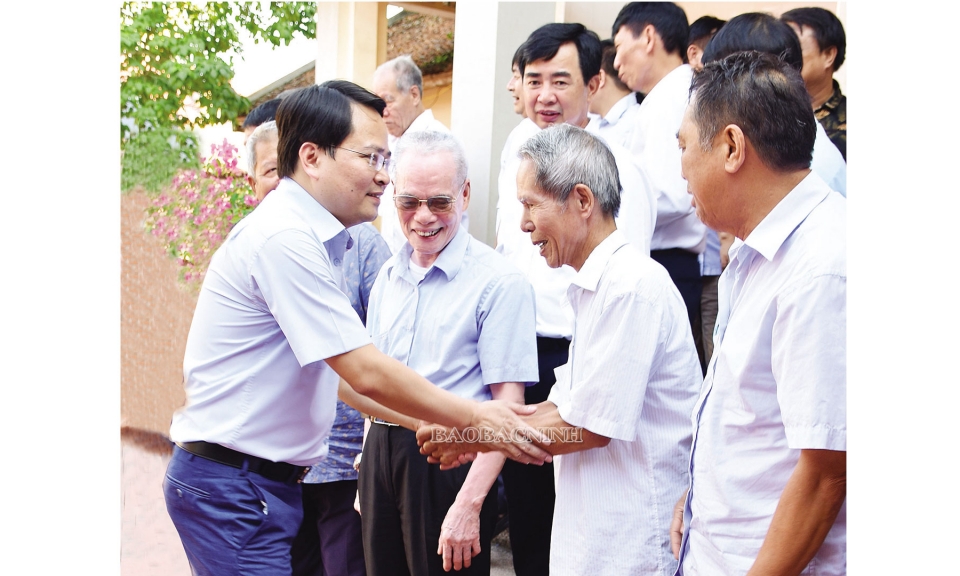 Các đồng chí lãnh đạo tỉnh  dự sinh hoạt chi bộ tại cơ sở