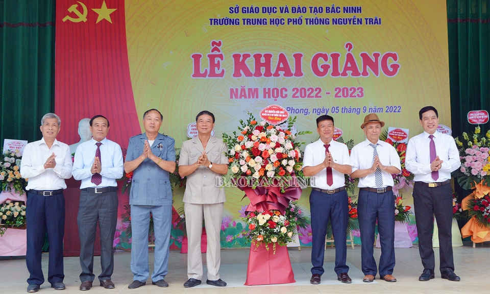 Các đồng chí lãnh đạo, nguyên lãnh đạo tỉnh dự khai giảng năm học 2022-2023