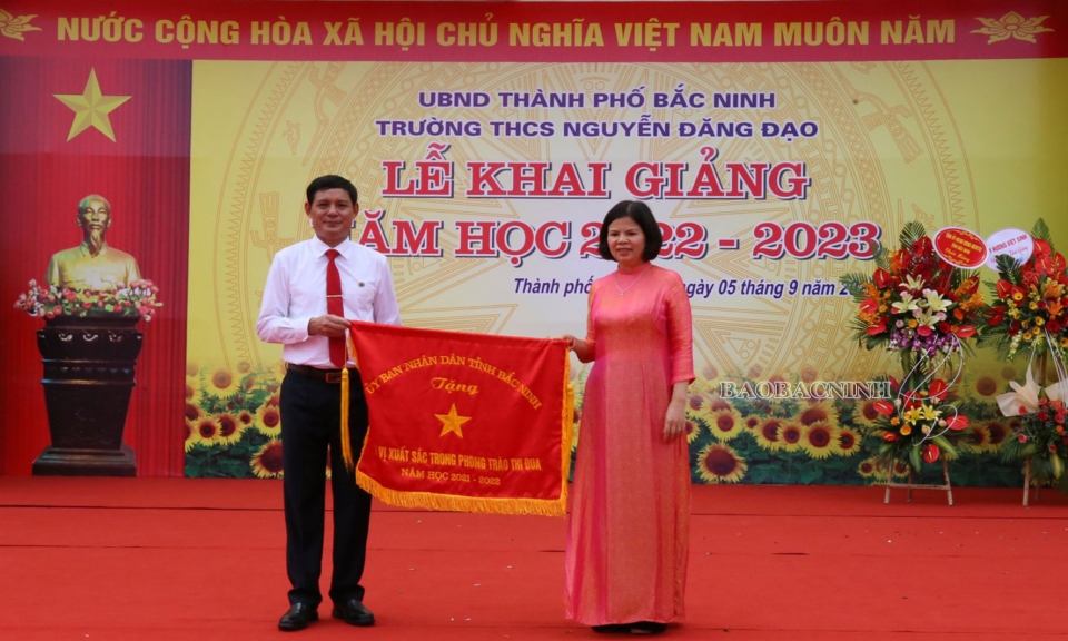 Chủ tịch UBND tỉnh Nguyễn Hương Giang dự lễ khai giảng tại Trường THCS Nguyễn Đăng Đạo (thành phố Bắc Ninh)
