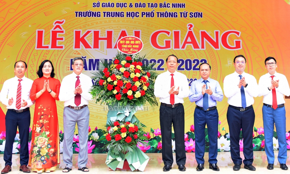 Phó Bí thư Thường trực Tỉnh uỷ, Chủ tịch HĐND tỉnh Nguyễn Quốc Chung dự Lễ khai giảng Trường THPT Từ Sơn