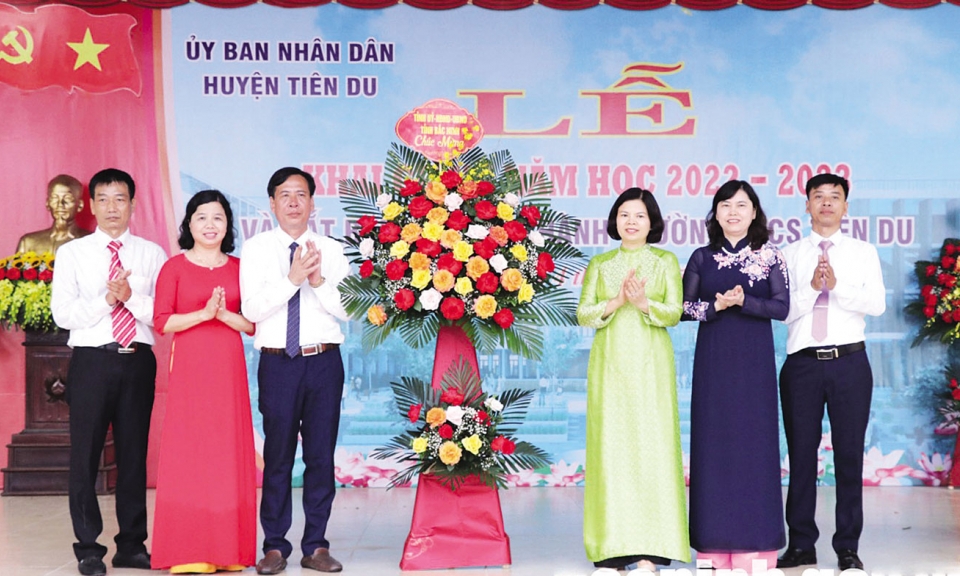 Chủ tịch UBND tỉnh dự Lễ khai giảng và khánh thành Trường THCS Tiên Du