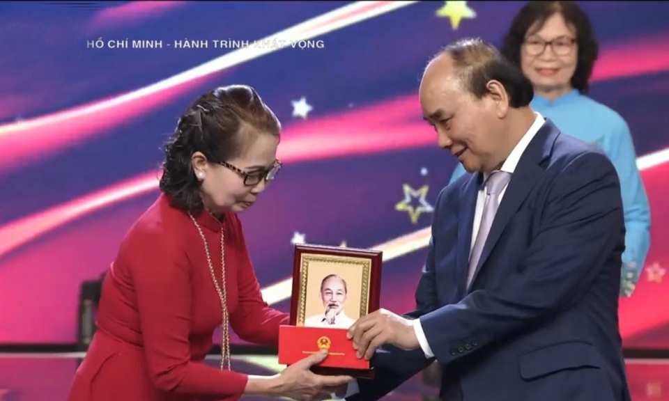 Nghệ nhân Ưu tú Tranh dân gian Đông Hồ Nguyễn Thị Oanh được tôn vinh tại chương trình "Hồ Chí Minh - Hành trình khát vọng 2022"