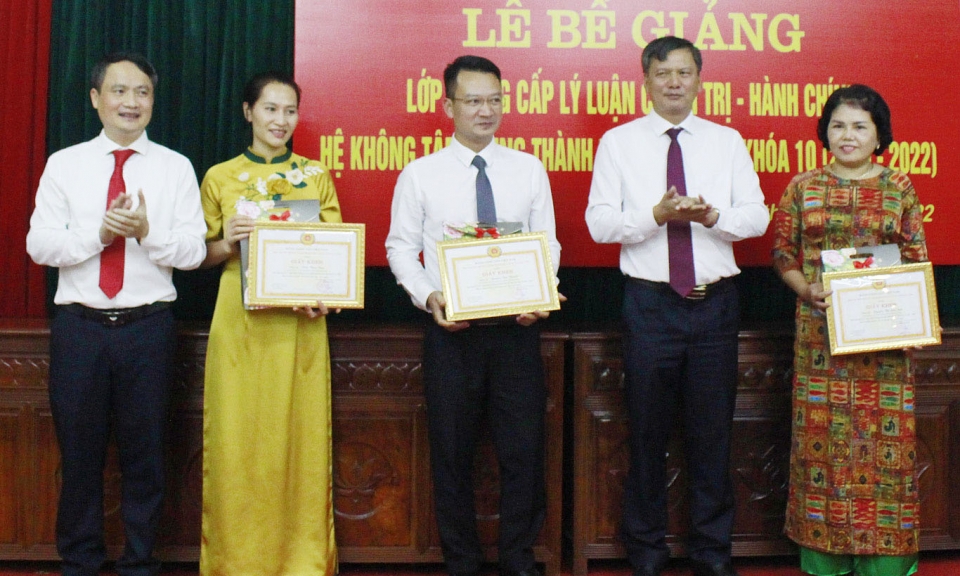 Bế giảng lớp Trung cấp Lý luận Chính trị - Hành chính hệ không tập trung thành phố Bắc Ninh