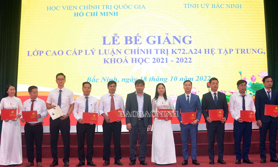 Bế giảng lớp Cao cấp Lý luận chính trị K72.A24 hệ tập trung, khóa 2021-2022