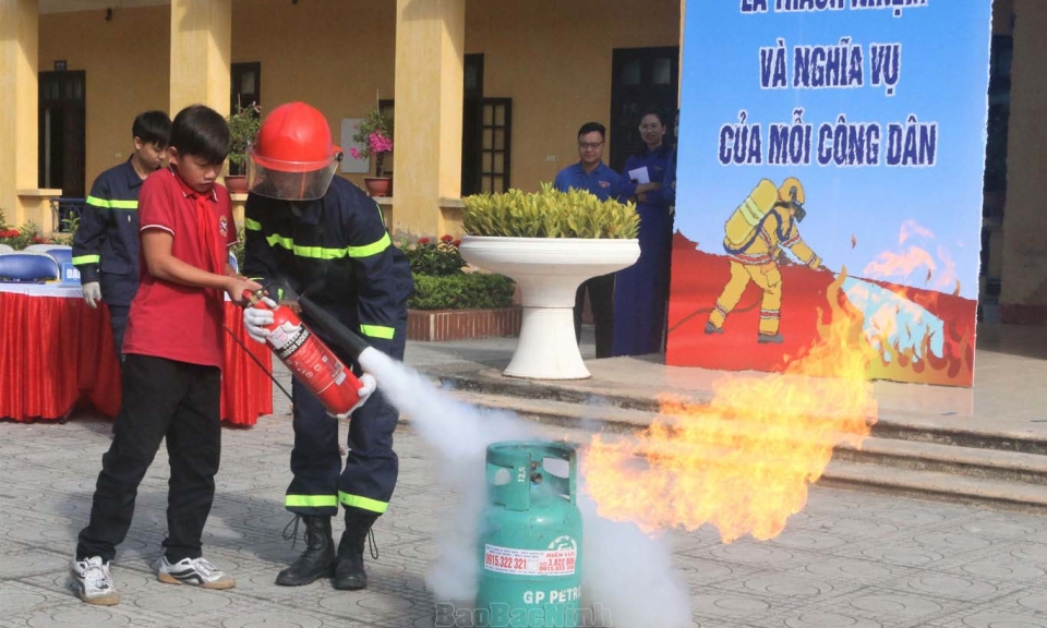 Gần 1.000 học sinh trải nghiệm “Một ngày làm lính cứu hỏa” và phòng, chống đuối nước, cứu nạn cứu hộ