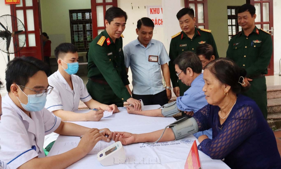 Bệnh viện Quân y 110 khám bệnh, phát thuốc miễn phí cho đối tượng chính sách và người cao tuổi xã Đông Phong