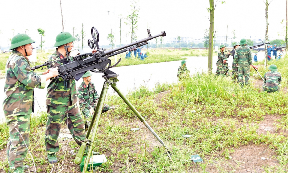 Trên thao trường huấn luyện diễn tập  khu vực phòng thủ thành phố Từ Sơn
