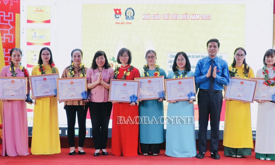 Tuyên dương Nhà giáo trẻ tiêu biểu và Học sinh 3 tốt năm 2022
