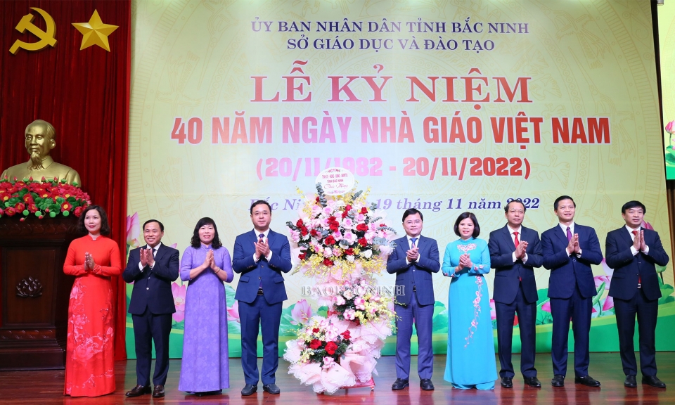 Mít tinh kỷ niệm 40 năm Ngày Nhà giáo Việt Nam 20-11