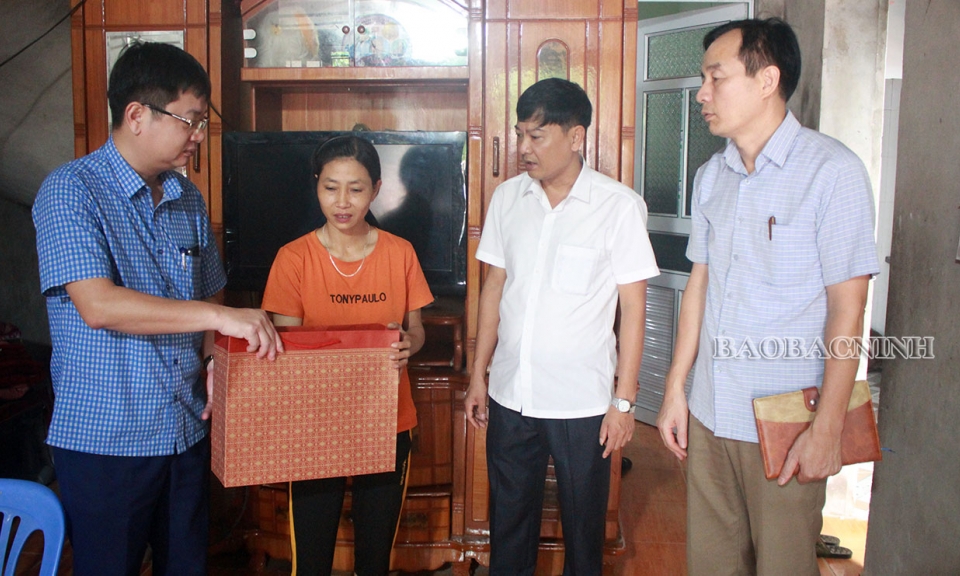 Động viên gia đình nạn nhân TNGT tại huyện Quế Võ