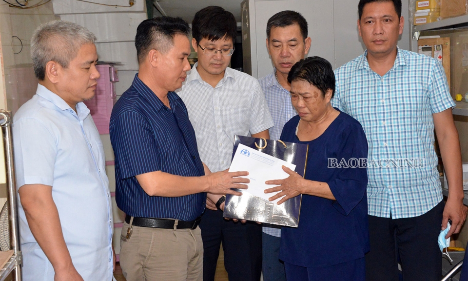 Thăm, tặng quà gia đình nạn nhân tử vong do TNGT tại thành phố Từ Sơn