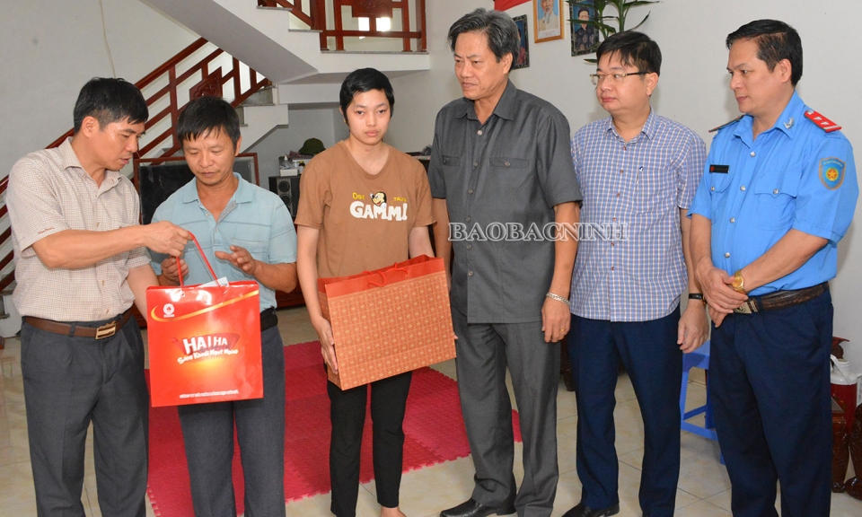 Ban ATGT tỉnh thăm, tặng quà gia đình nạn nhân TNGT tại huyện Thuận Thành