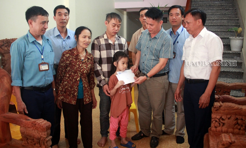 Ban ATGT tỉnh động viên gia đình nạn nhân tử vong do TNGT