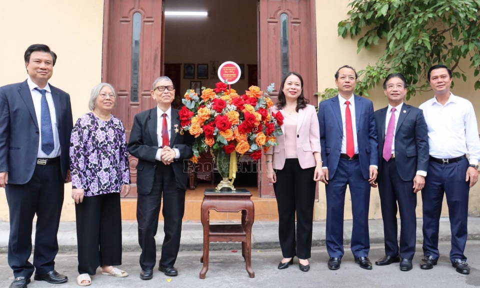 Phó Chủ tịch nước Võ Thị Ánh Xuân thăm, chúc mừng NGND, AHLĐ Nguyễn Đức Thìn nhân Ngày Nhà giáo Việt Nam