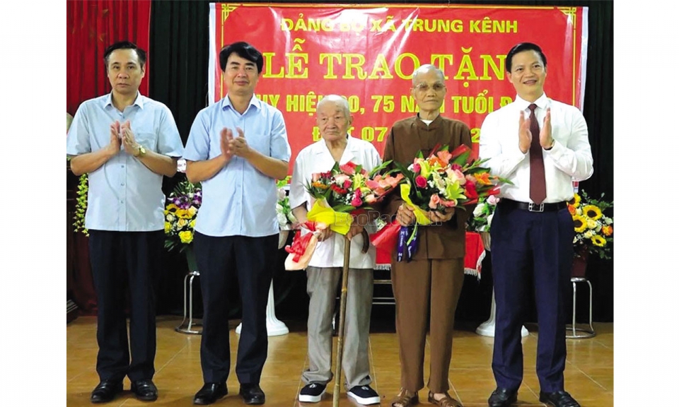 Phó Chủ tịch Thường trực UBND tỉnh  dự trao Huy hiệu Đảng