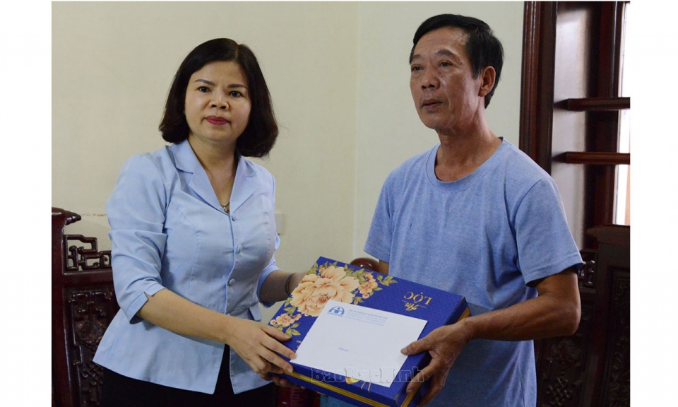 Chủ tịch UBND tỉnh Nguyễn Hương Giang thăm, tặng quà gia đình  nạn nhân bị tử vong vì tai nạn giao thông
