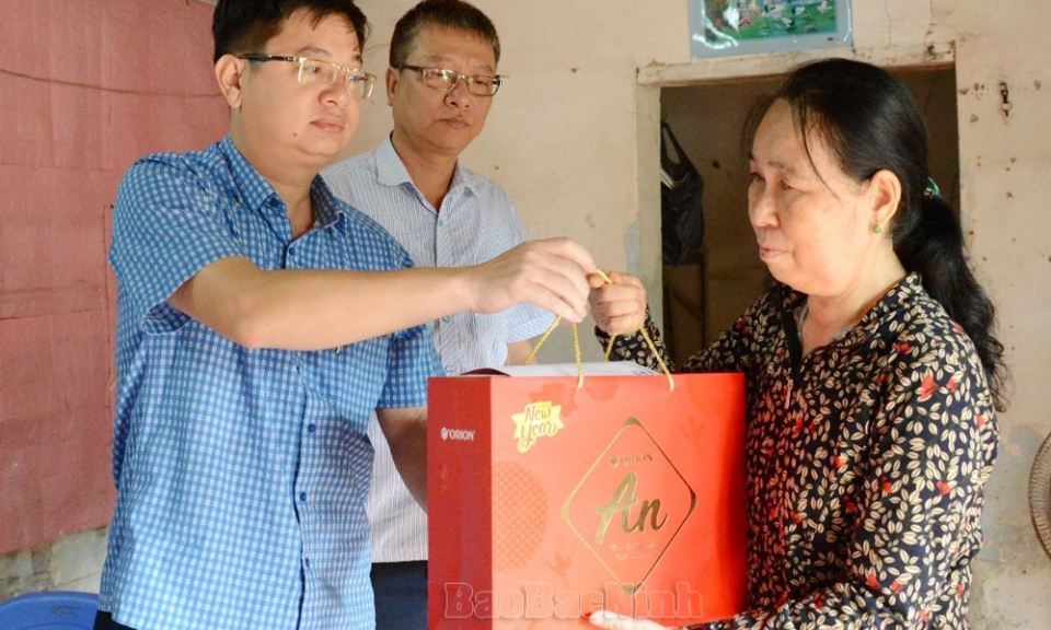 Ban ATGT tỉnh thăm, tặng quà gia đình nạn nhân tử vong do TNGT tại huyện Gia Bình