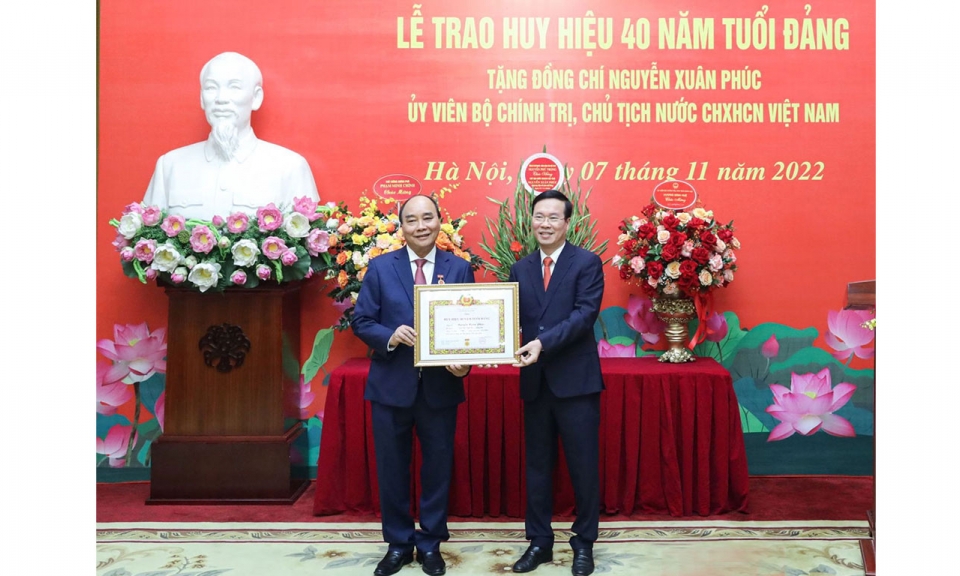 Trao Huy hiệu 40 năm tuổi Đảng tặng Chủ tịch nước Nguyễn Xuân Phúc