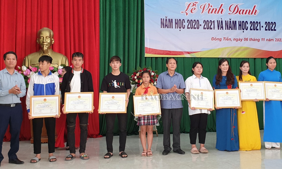Đông Tiến vinh danh gần 450 lượt giáo viên, học sinh xuất sắc