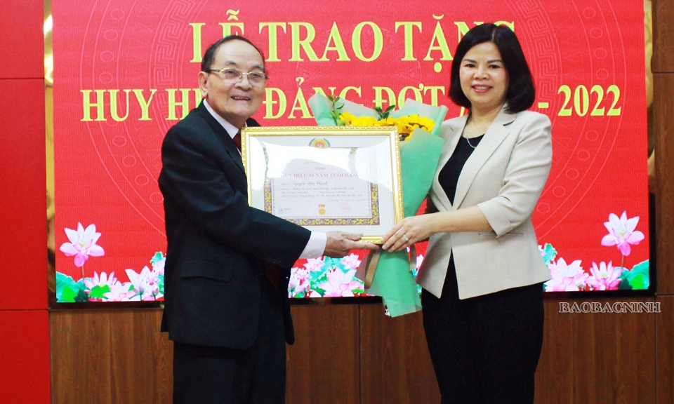 Phó Bí thư Tỉnh ủy, Chủ tịch UBND tỉnh Nguyễn Hương Giang dự, trao Huy hiệu Đảng tại Đảng bộ phường Suối Hoa