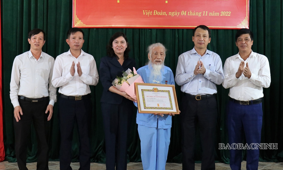 Lãnh đạo tỉnh trao Huy hiệu Đảng tại Đảng bộ xã Việt Đoàn