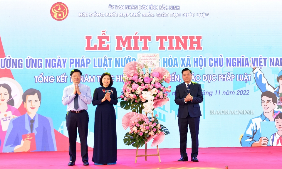 Hưởng ứng Ngày Pháp luật Việt Nam và tổng kết 10 năm thực hiện Luật Phổ biến, giáo dục pháp luật