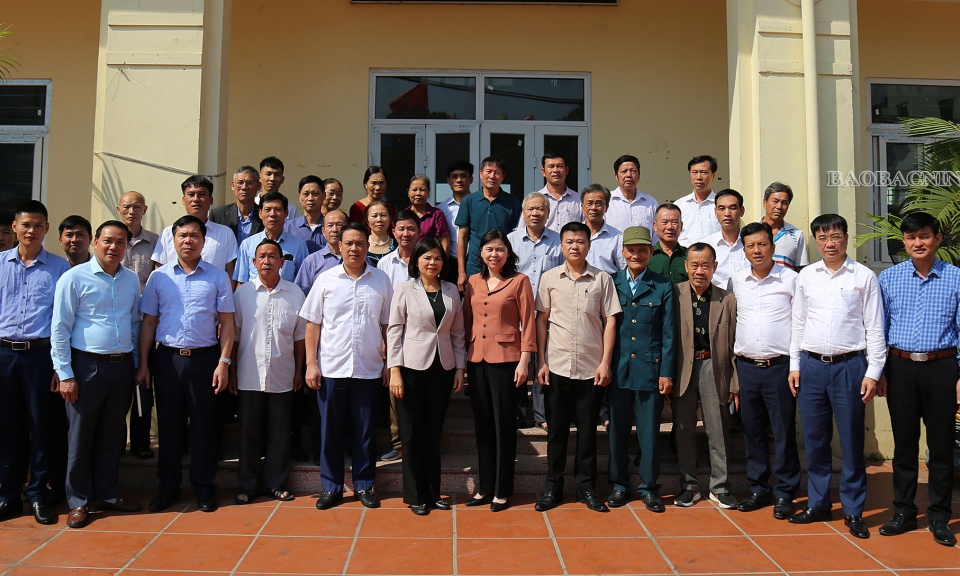 Phó Bí thư Tỉnh ủy, Chủ tịch UBND tỉnh Nguyễn Hương Giang dự sinh hoạt Đảng tại Chi bộ thôn Phú Mỹ