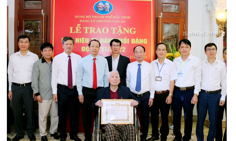 Lãnh đạo tỉnh dự Lễ trao tặng Huy hiệu Đảng tại thành phố Bắc Ninh