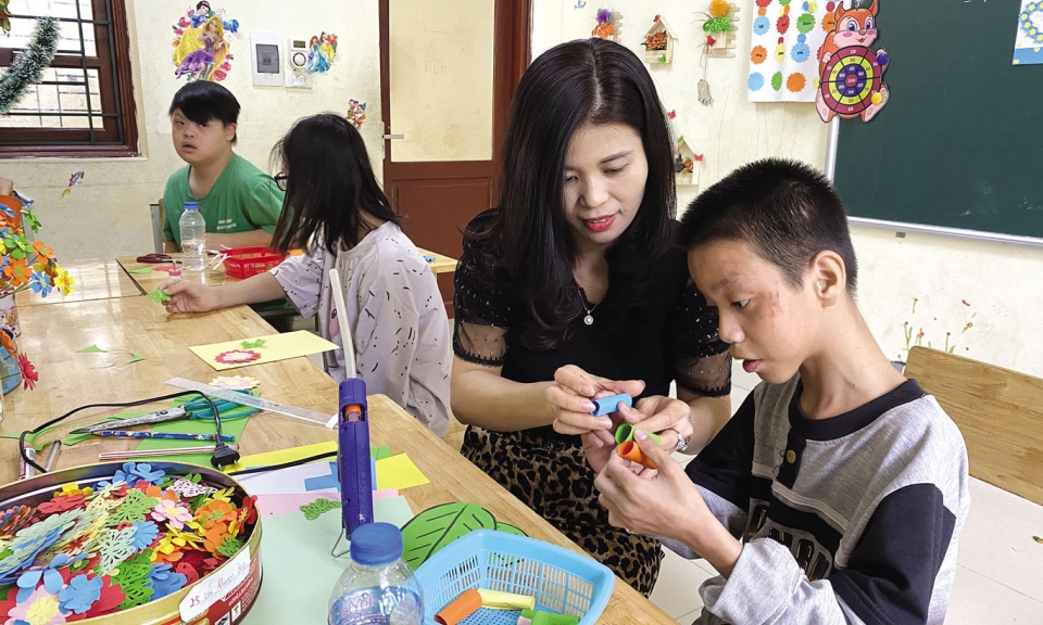 “Người lái đò” tận tụy  của trẻ em khuyết tật