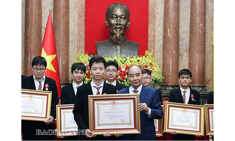 Cựu học sinh Trường THPT Chuyên Bắc Ninh được tặng thưởng Huân chương Lao động hạng Ba
