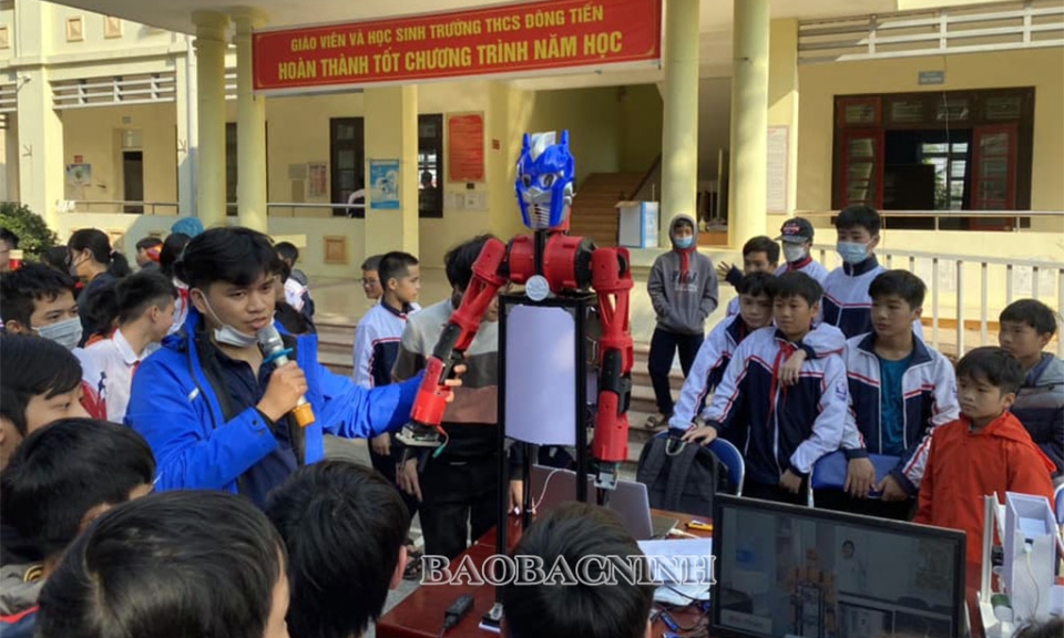 Học sinh Đông Tiến khám phá công nghệ và trải nghiệm ROBOT