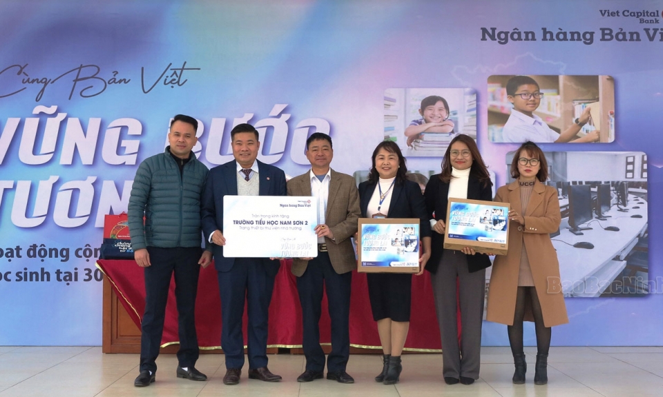 Ngân hàng Bản Việt tặng trường Tiểu học Nam Sơn 2 thiết bị học tập