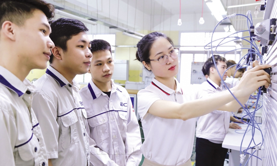 Nữ giảng viên say mê sáng tạo