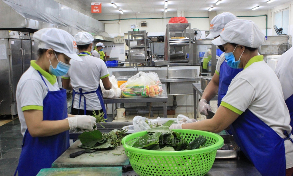 Phòng, chống ngộ độc thực phẩm trong bếp ăn tập thể tại khu công nghiệp