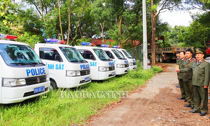 Công an tỉnh trang cấp 27 xe ô tô tải cho Công an cấp xã