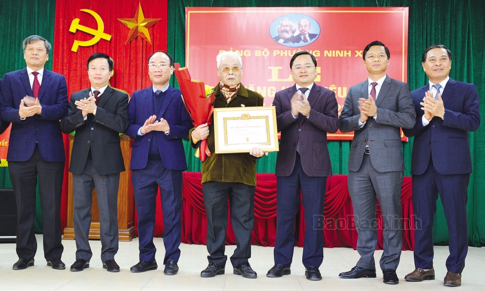 Bí thư Tỉnh ủy Nguyễn Anh Tuấn  dự trao Huy hiệu Đảng  tại thành phố Bắc Ninh