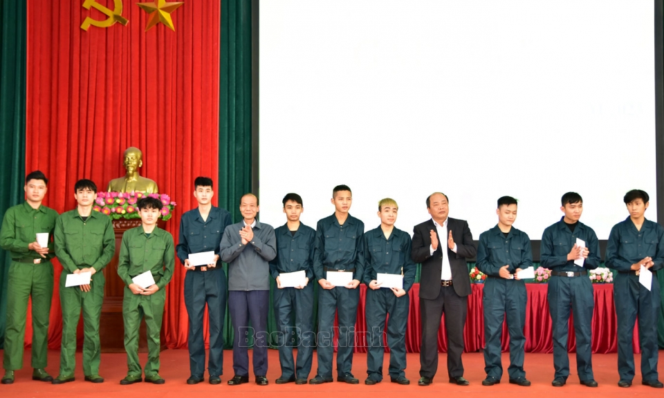 Xã Đại Lai cấp phát quân trang, gặp mặt động viên công dân nhập ngũ